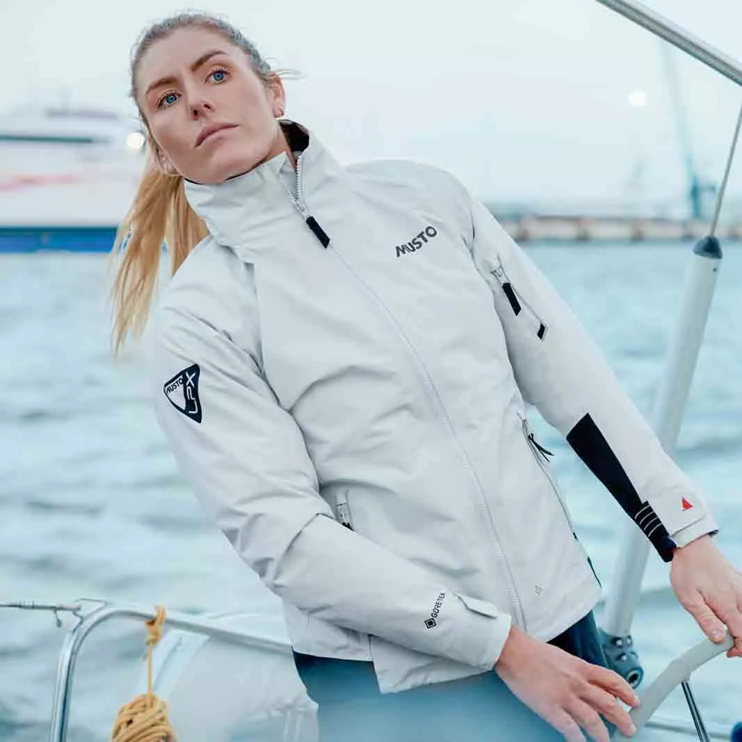 82503_813-7_SS23_BR1_Location_Shoot_edited.jpg Damen LPX Gore-Tex Jacke